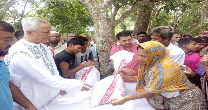 মুন্সীগঞ্জে এটর্নি জেনারেলের ইফতার সামগ্রী ও নগদ অর্থ বিতরণ